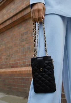 Anna Field Kännykän Kuoret -Vaatteiden Promootio 001f81c9b0d649ceb4c19e219427a78f