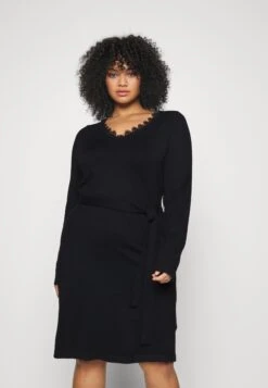 V AUSSCHNITT MINI STRICKKLEID MIT GÜRTEL UND SPITZENEINSATZ - Neulemekko