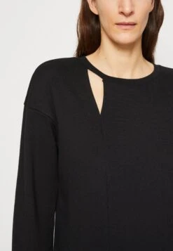 Anna Field Collegepaita -Vaatteiden Promootio 22fdee1c353945ba9f7efd95b25deeec