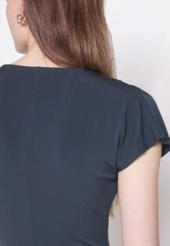 Kotelomekko -Vaatteiden Promootio 2743ee00ccd648f083140d3618f6bf07