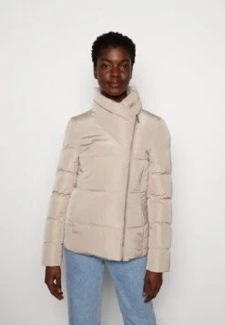 Anna Field Talvitakki