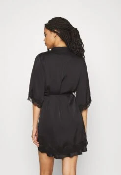 Anna Field Kylpytakki -Vaatteiden Promootio 612142ab654c4085be5aacf42732c224