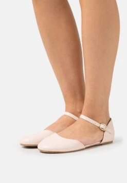 Ballerinat Nilkkaremmillä