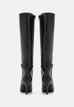 Saappaat -Vaatteiden Promootio 719a6d7435f04f2ea67a1ea823c60962