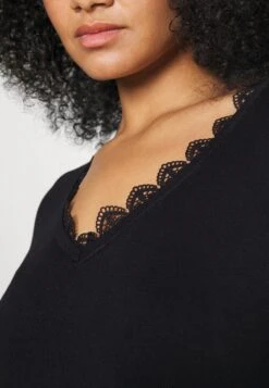 V AUSSCHNITT MINI STRICKKLEID MIT GÜRTEL UND SPITZENEINSATZ - Neulemekko -Vaatteiden Promootio 9767c2bf10c94c0790a4bd34c216faff