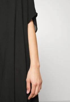 Anna Field Ranta-asusteet -Vaatteiden Promootio 9b6a41887de0441092b18f3a40f5f73f