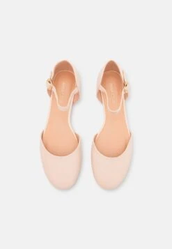 Ballerinat Nilkkaremmillä -Vaatteiden Promootio a8b09bf49e1e4a5f907599b279047cd6