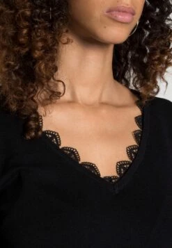 Anna Field LACE INSERT V NECKLINE LOOSE DRESS - Neulemekko -Vaatteiden Promootio acaedc815ec14646bd5e67fc6ccc0ace