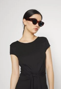 Kotelomekko -Vaatteiden Promootio b6eb653b267d451483e1cb39ca0ad187