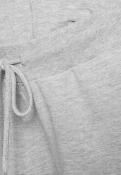 SLIM FIT JOGGERS - OVERBUMP - Verryttelyhousut -Vaatteiden Promootio bdcb41bafe3945bd95f8e6c593930596