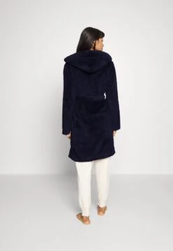 Anna Field Kylpytakki -Vaatteiden Promootio c03a450e7dbb4f03aea2514148214dc6