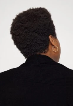 Neuletakki -Vaatteiden Promootio c49f3ae55a254803a2665a1452bb4e41