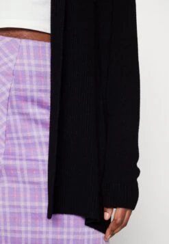 Neuletakki -Vaatteiden Promootio ca35f90f422e4e8dadde7ddb03479654