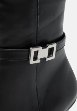 Saappaat -Vaatteiden Promootio cd52005a05d941f08524fb212755717a