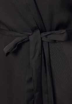 Anna Field Kylpytakki -Vaatteiden Promootio d1eb8718568b4b2a898533056e32f6f6