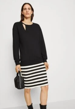 Anna Field Collegepaita -Vaatteiden Promootio d393db73df764895ad612db70551b49b