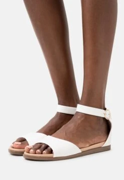 Sandaalit Nilkkaremmillä