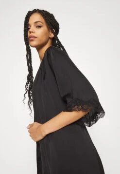 Anna Field Kylpytakki -Vaatteiden Promootio e0081cfd22a84dcbbf8c9793fd4c8731