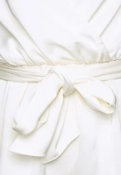 Anna Field Pusero -Vaatteiden Promootio f67a9c85ff524a548b1efebfc65eed16