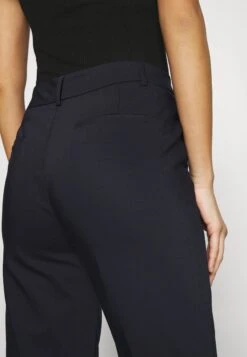 Anna Field Chinot -Vaatteiden Promootio faee8a5d9b3d42a7898cde6a650abec7